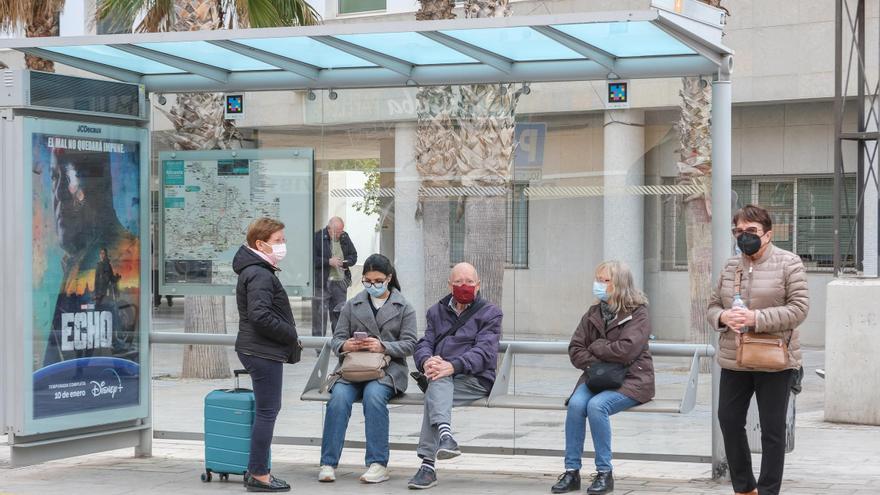 Cada vez más mascarillas en el transporte público de Alicante