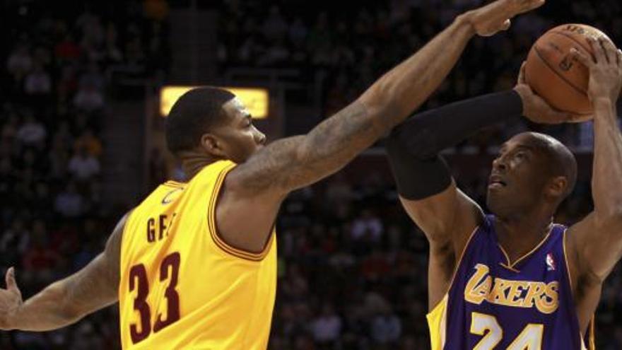 Kobe Bryant de los Lakers (24) es defendido por Alonzo Gee (33) de los Cavaliers.