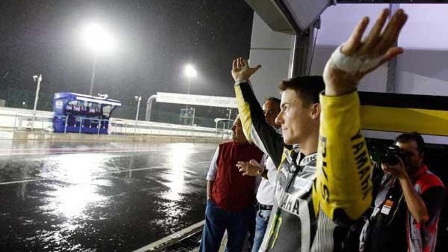 James Toseland observa la copiosa lluvia desde su &quot;box&quot;.