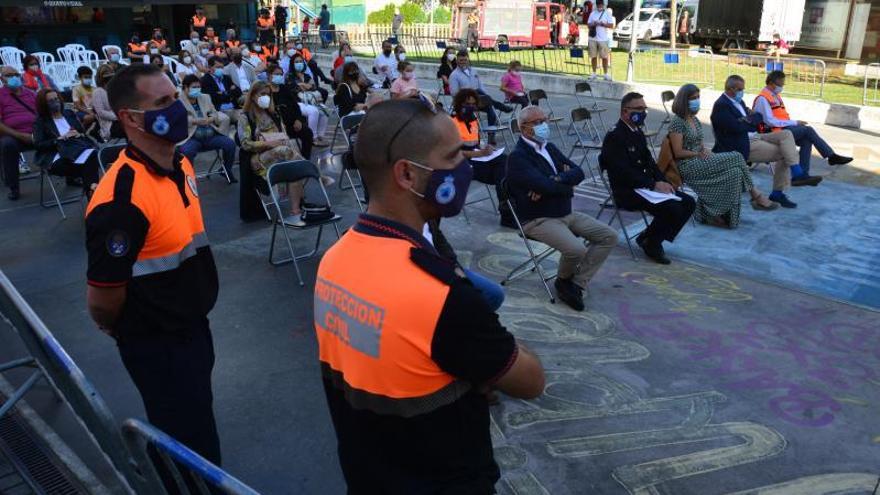 Medio centenar de personas, incluidas autoridades, en el acto. |   // G.N.