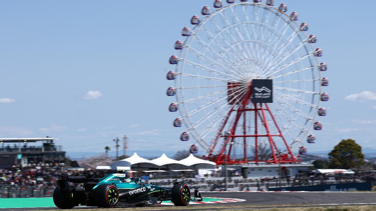 Fernando Alonso, en acción con el Aston Martin AMR25 en el circuito de Suzuka