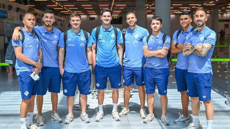 Fabinho, Marcelo, Henrique, Ernesto, Charuto, David Peña, Maia y Rivillos, posan ayer en Son Sant Joan antes de viajar a Barcelona.