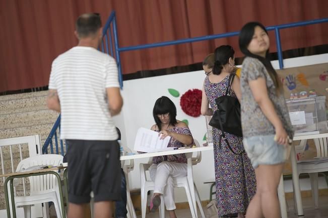 Electores canarios votando en Fuerteventura.