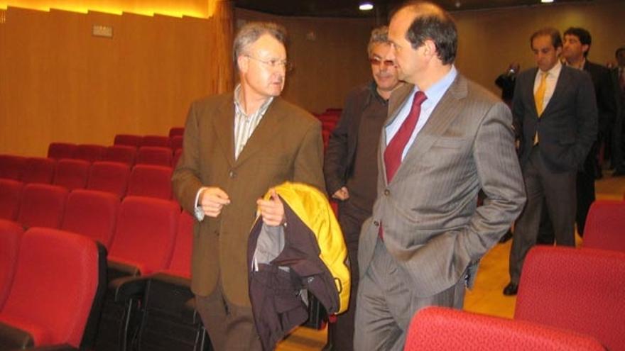 El alcalde de O Rosal y el presidente de la Diputación Provincial, ayer, en su visita a las obras del Auditorio.