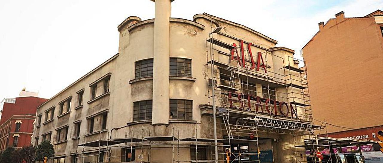 El andamiaje de la estación de Alsa, ayer. | Juan Plaza