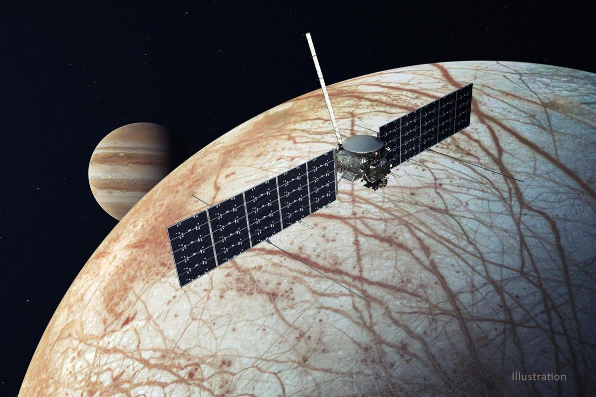 Una ilustración muestra a la nave espacial Europa Clipper de la NASA volando sobre la luna Europa de Júpiter.