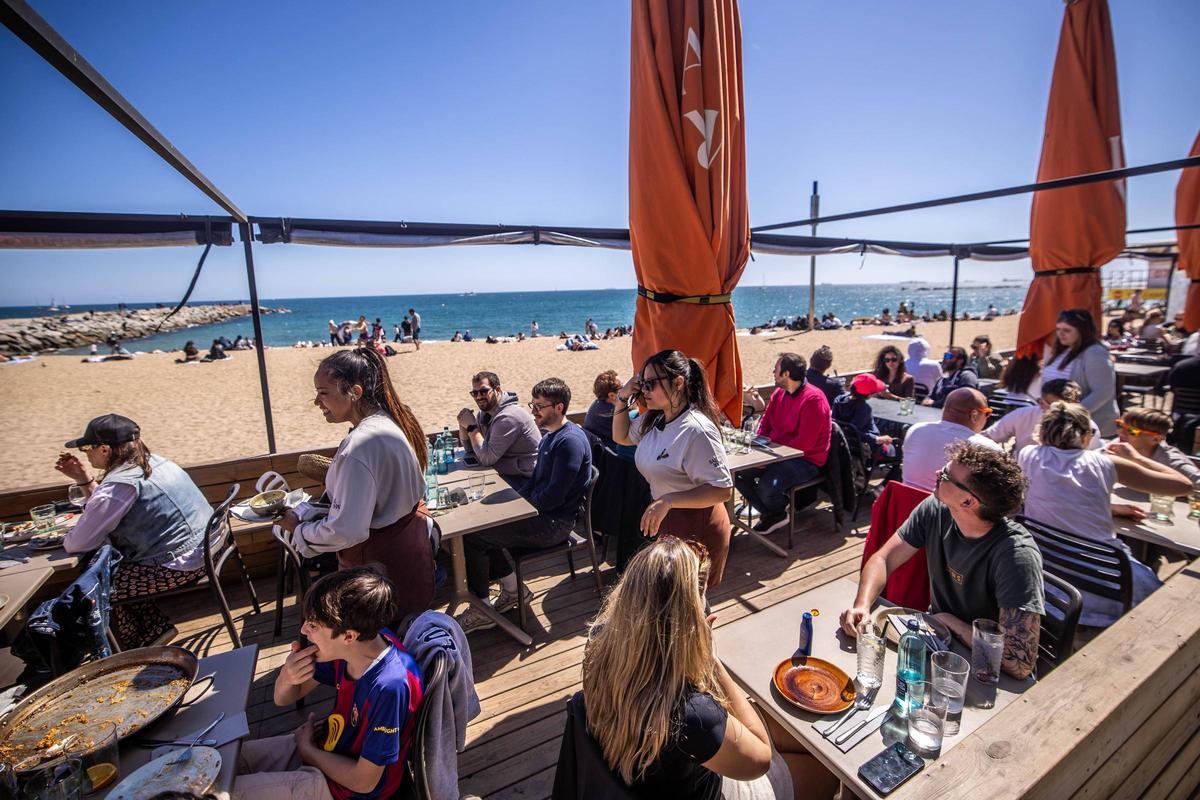 Ambiente de verano en las playas de Barcelona por Semana Santa