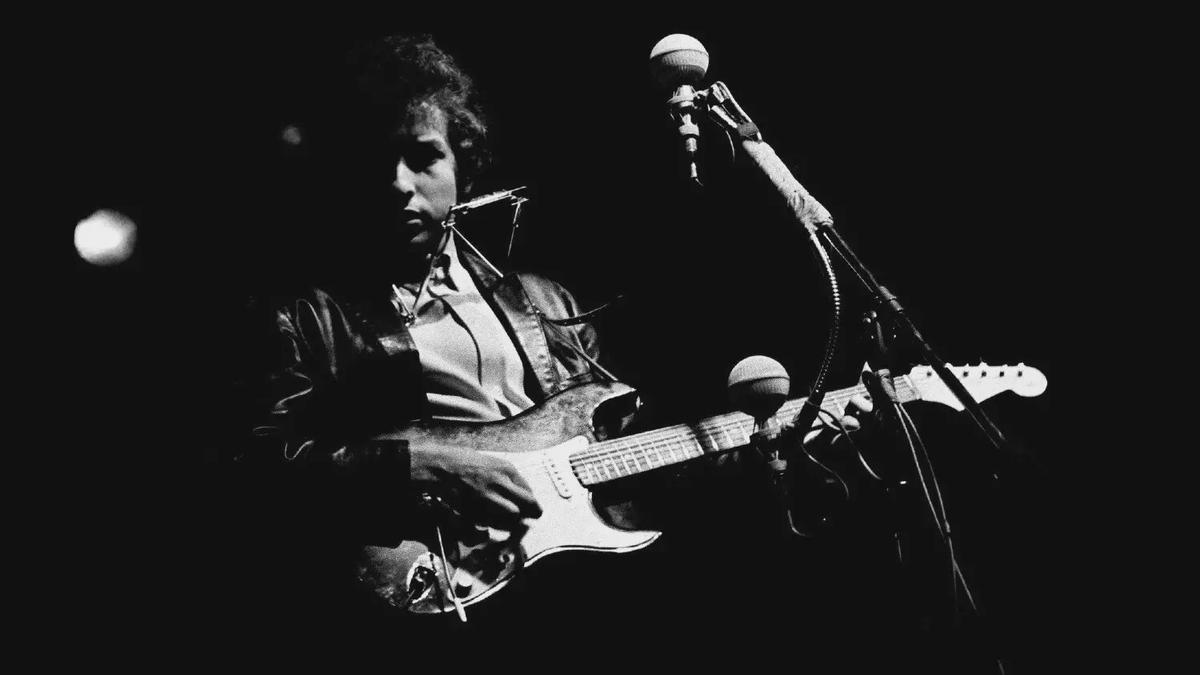 Bob Dylan, en su concierto de Newport en 1965.