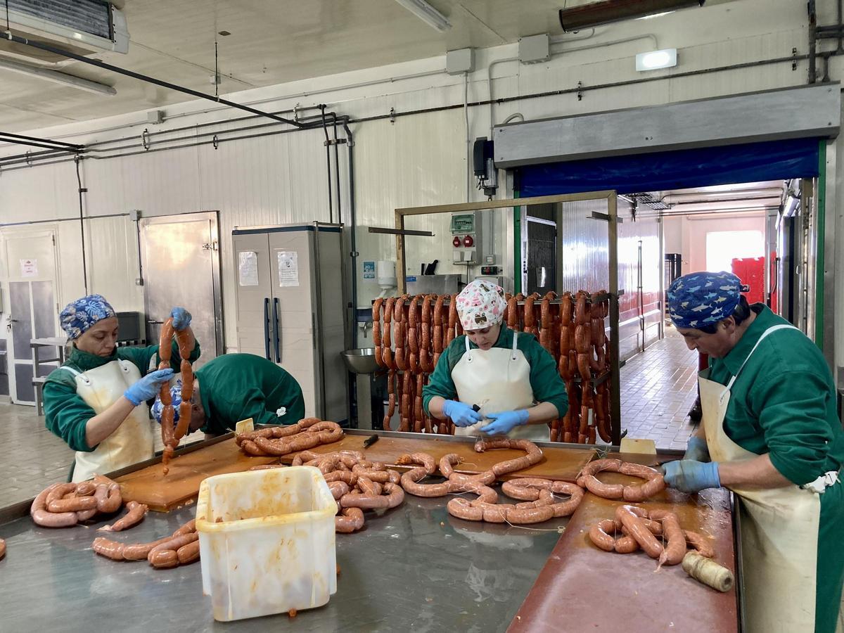 Trabajadoras de La Unión elaborando productos en el interior de la fábrica.