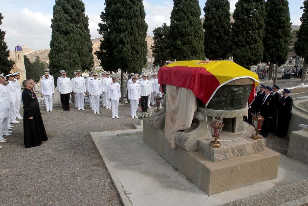 Homenaje a los Caídos de la Armada y a Isaac Pera