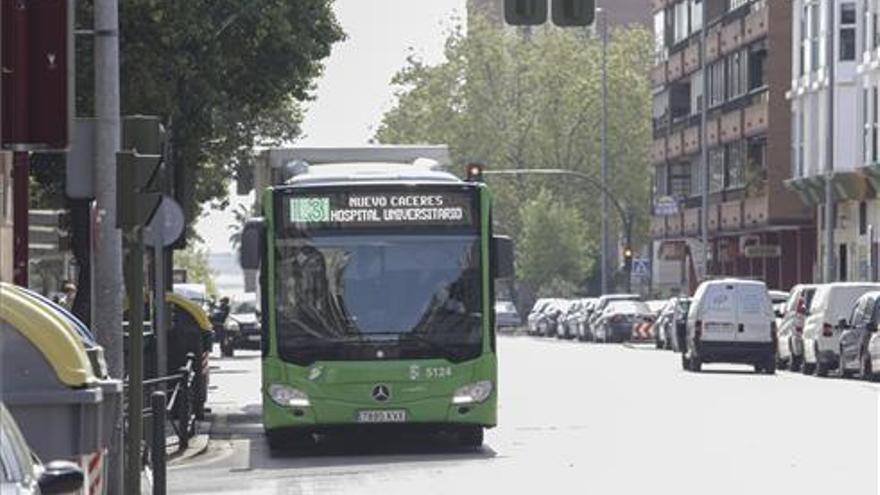 &quot;Queremos mamparas de protección&quot;, claman los conductores de bus de Cáceres