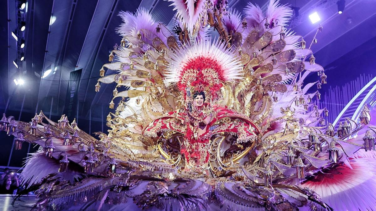 Ruth González, reina del Carnaval 2022 con una fantasía diseñada por Santi Castro.