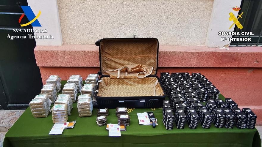 Detenido un joven que llevaba once kilos de hachís en una maleta en el puerto de Palma