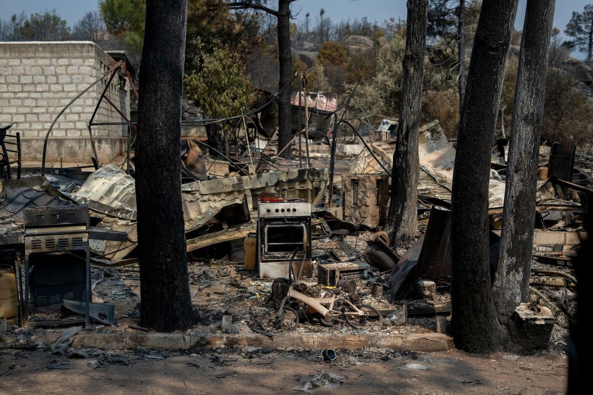 Los restos de caravanas quemadas, hornos y equipos de ocio en el camping Pantano de Burguillo tras un incendio forestal en El Barraco, España, el martes 28 de julio de 2026.