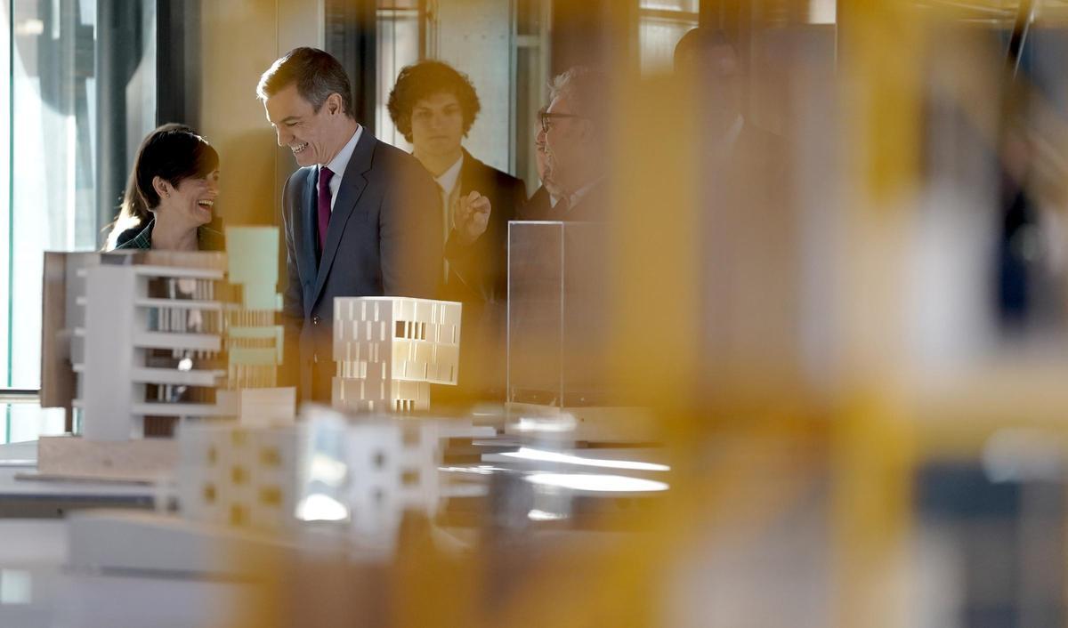 Pedro Sánchez, presidente del Gobierno, con la ministra de Vivienda, Isabel Rodríguez, en el acto de inauguración de la Casa de la Arquitectura, en Madrid
