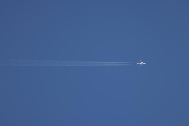 Avión dejando a su paso estelas de condensación