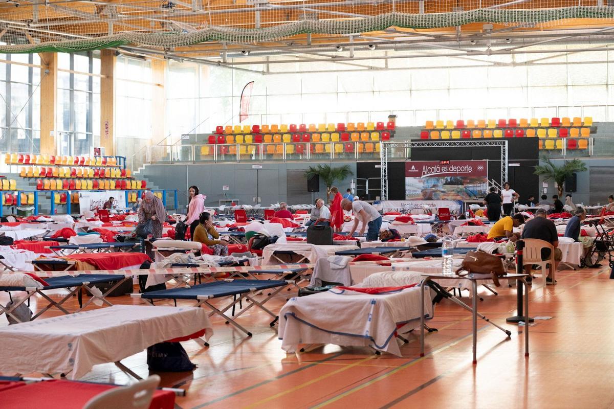 Los voluntarios han organizado juegos para entretener a los niños evacuados por los incendios de Madrid