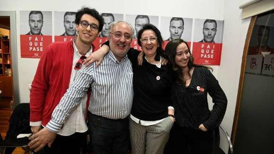 Guillermo Meijón celebra con su familia en la sede del PSOE. // G.S.