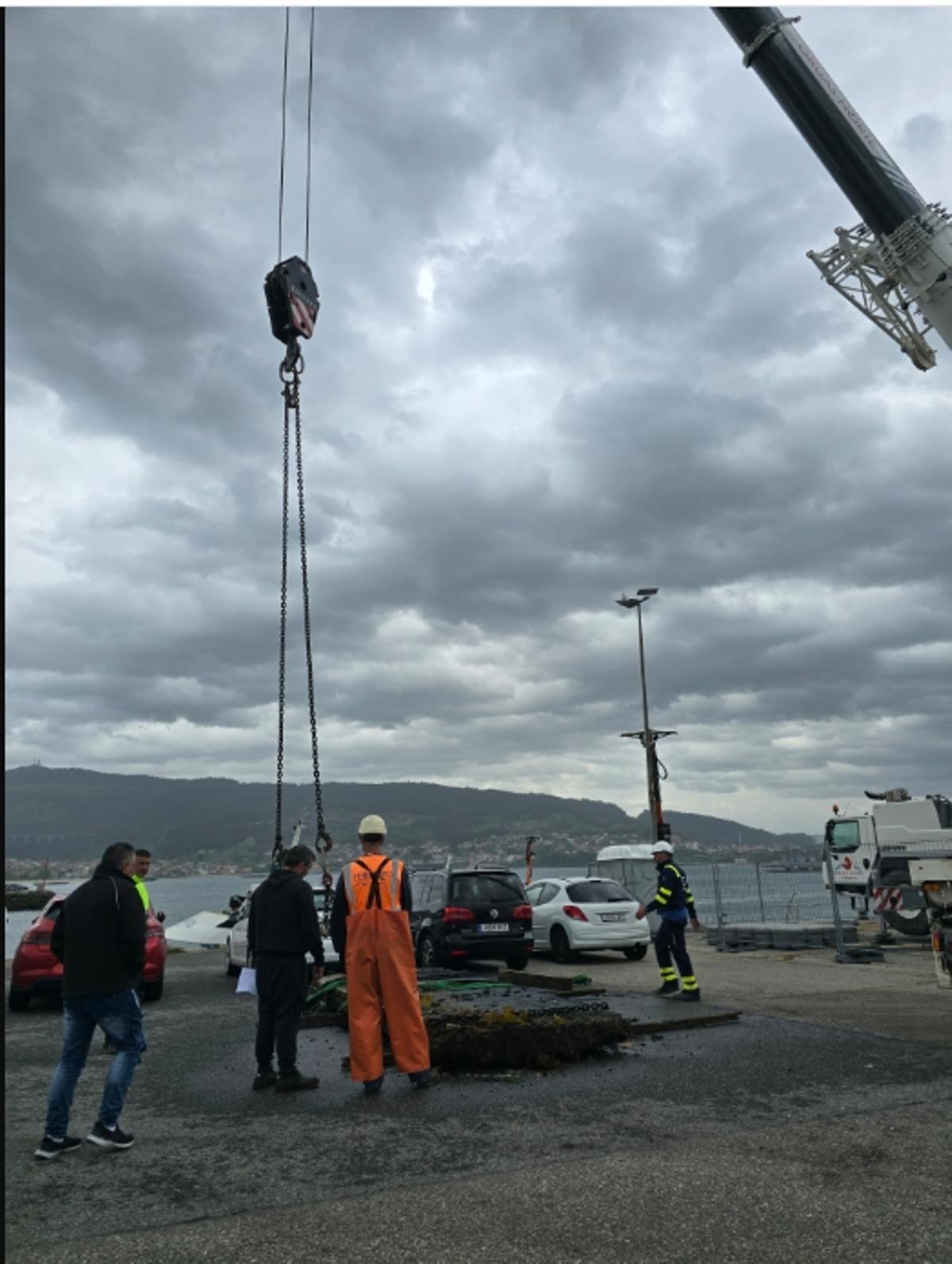 Una de las planchas del antiguo muelle levantada ayer del fondo del mar.