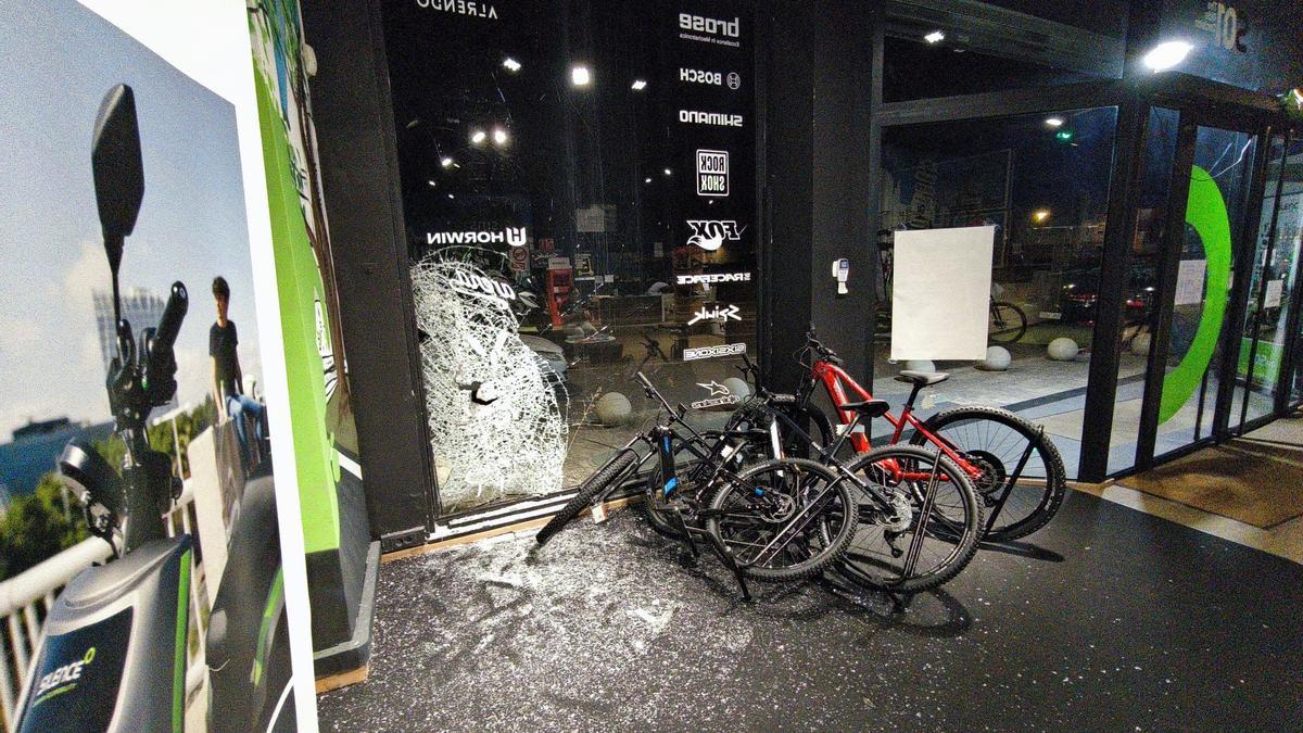 Imagen de los daños tras el último robo en la tienda SMS Electrics.