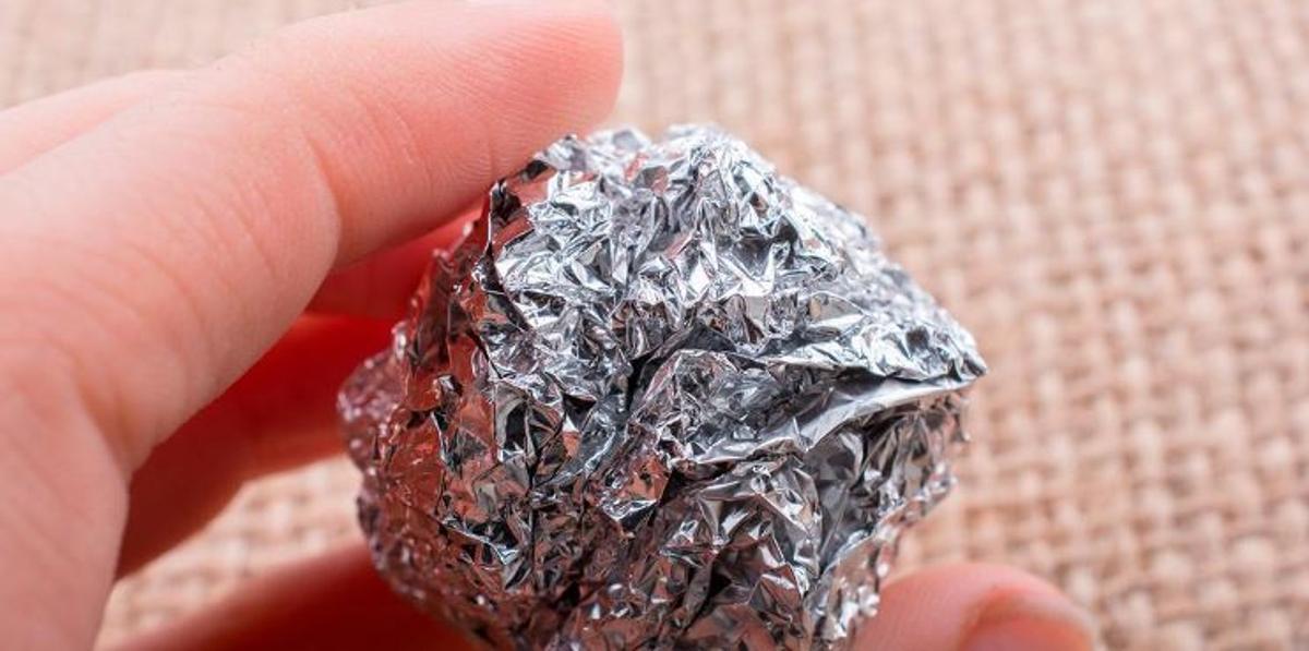 El aluminio es un material que conduce el calor o el frío a los alimentos que se guardan.