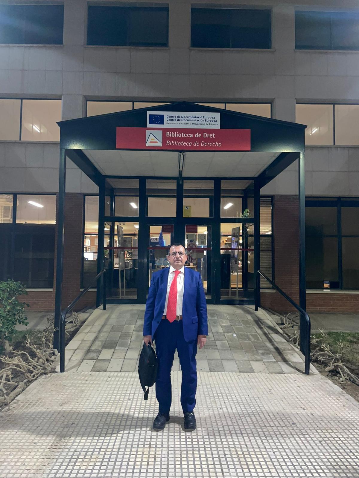 El profesor Sanmartín a las puertas de la Biblioteca de Derecho en la Universidad de Alicante