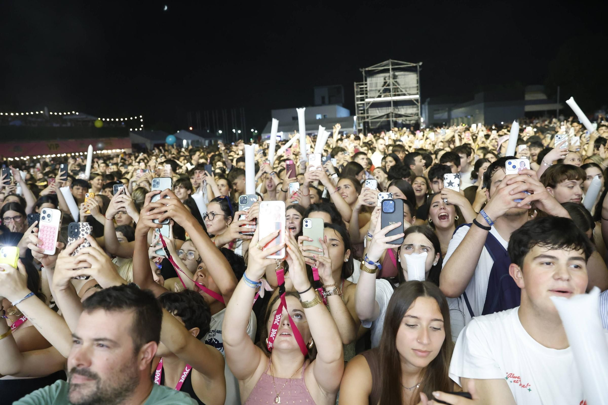 Largas colas y lleno hasta la bandera en el concierto de Juan Magán en Gijón (en imágenes)