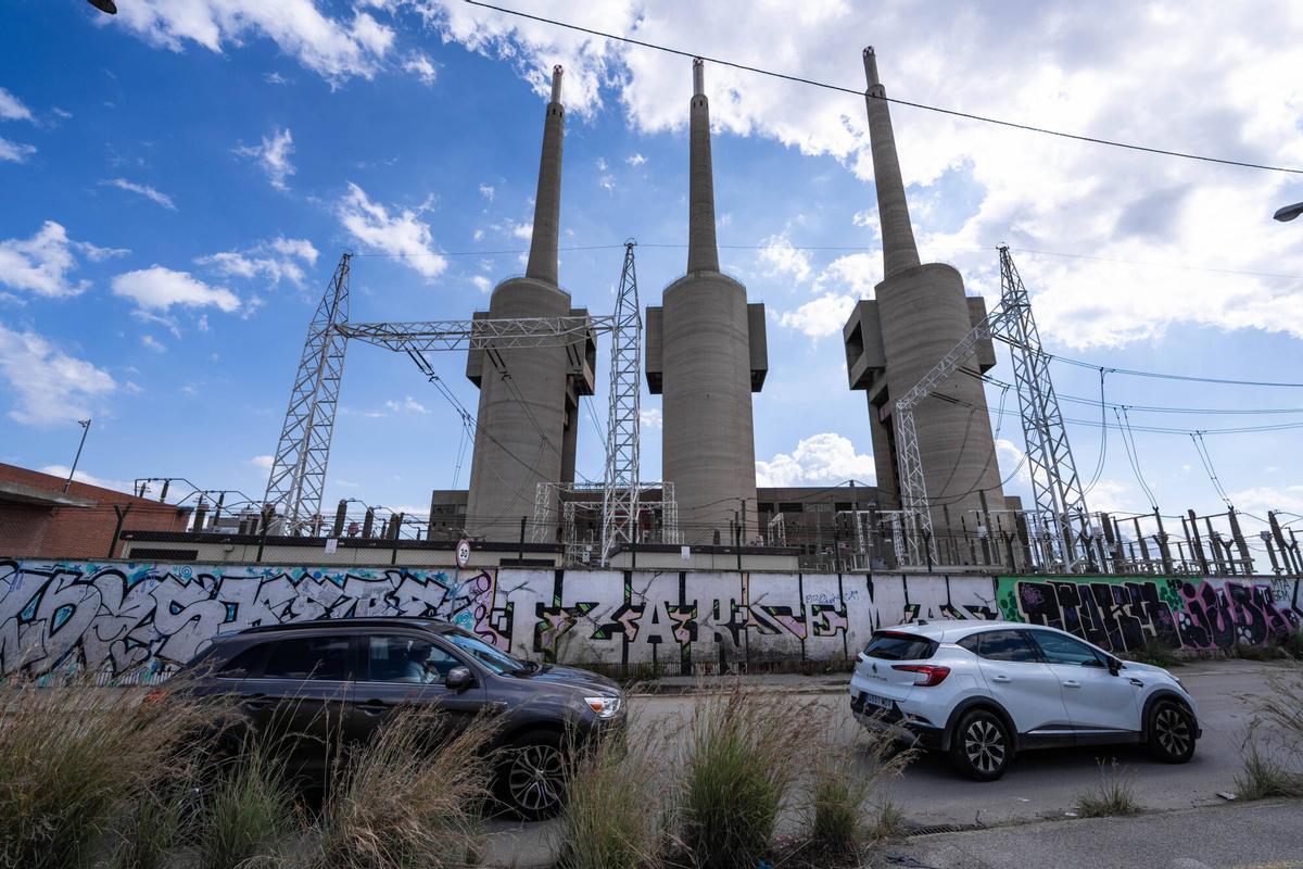 Sant Adrià de Besòs, 26/09/2025. Sociedad. Vista de la subestación eléctrica de las Tres Chimeneas y los terrenos adyacentes. Foto: Zowy Voeten