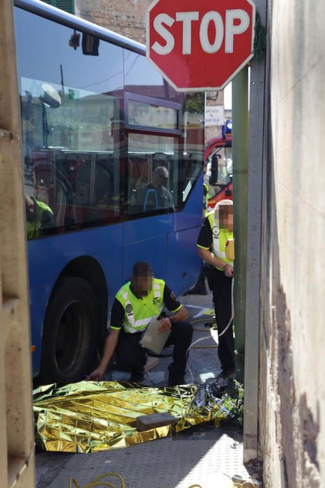 Muere un motorista al chocar con un autobús de la EMT en Palma