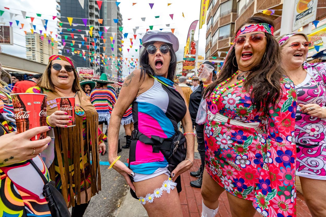 Los británicos desafían a la lluvia y celebran su "Fancy Dress Party" en Benidorm