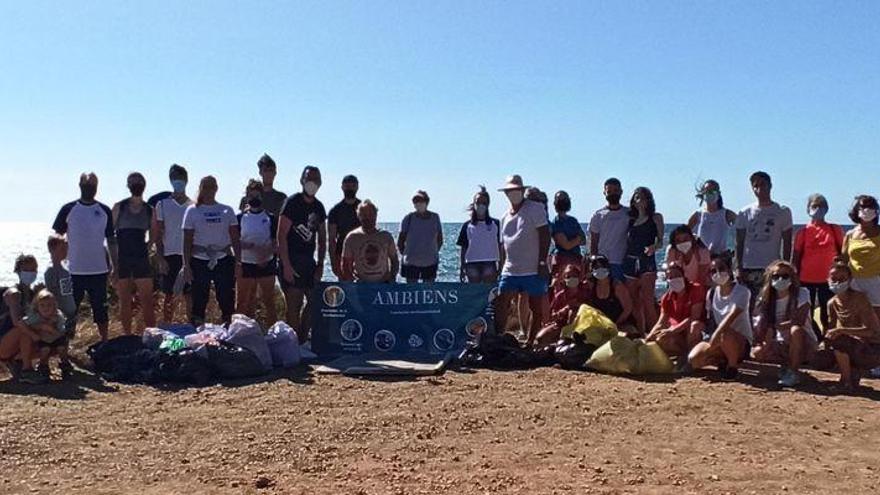 Voluntarios retiran 80 kilos de basura de la playa castellonense de la Renegà