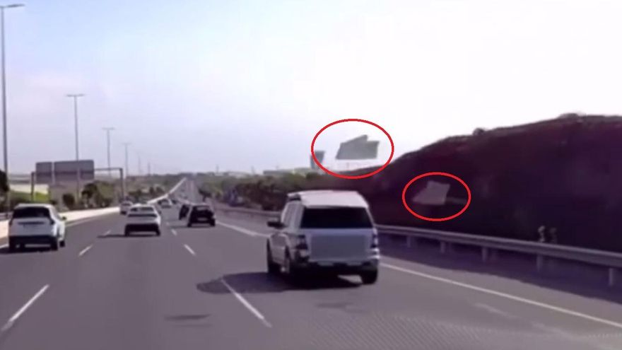 Tensión en la GC-1: un coche con carga mal sujeta en el techo en Gran Canaria