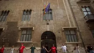 Cadena humana y protesta social contra los presupuestos del Consell: "La prioridad nacional es una vergüenza"