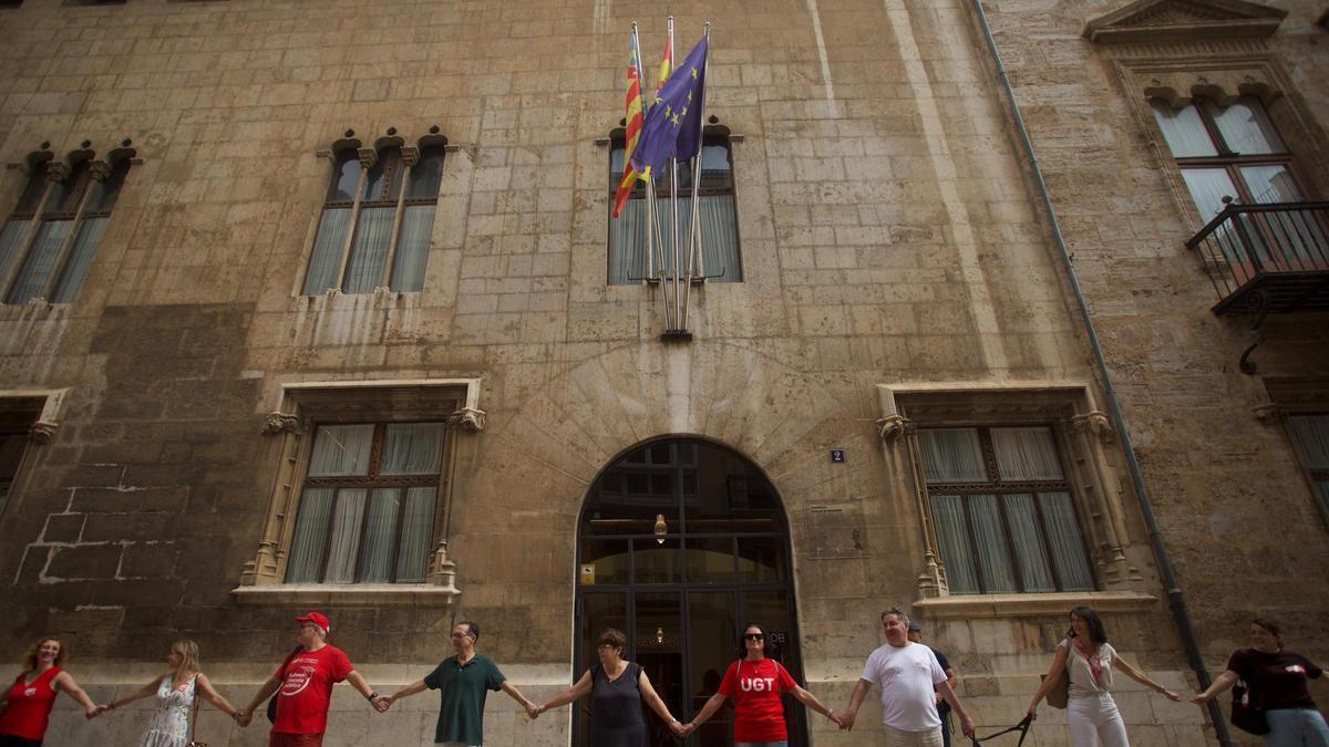 Cadena humana de más de 40 entidades contra los presupuestos del Consell