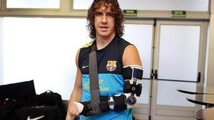 Puyol mostra el nou embenat que li protegeix el colze esquerre, que es va lesionar a Lisboa.