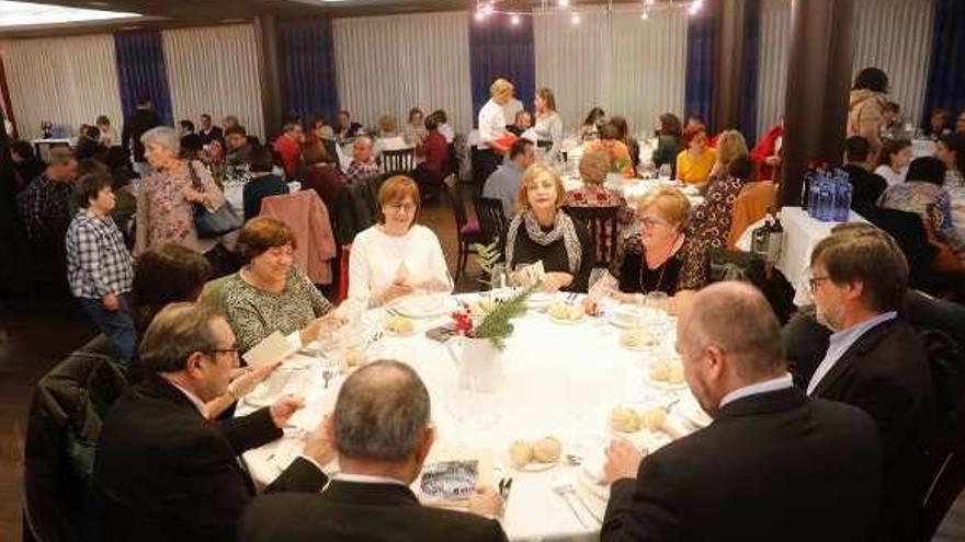 La mesa presidencial de la cena que sirvió anoche para conmemorar el 25.º aniversario de &quot;Rey Pelayo&quot;, con autoridades regionales y comarcales.