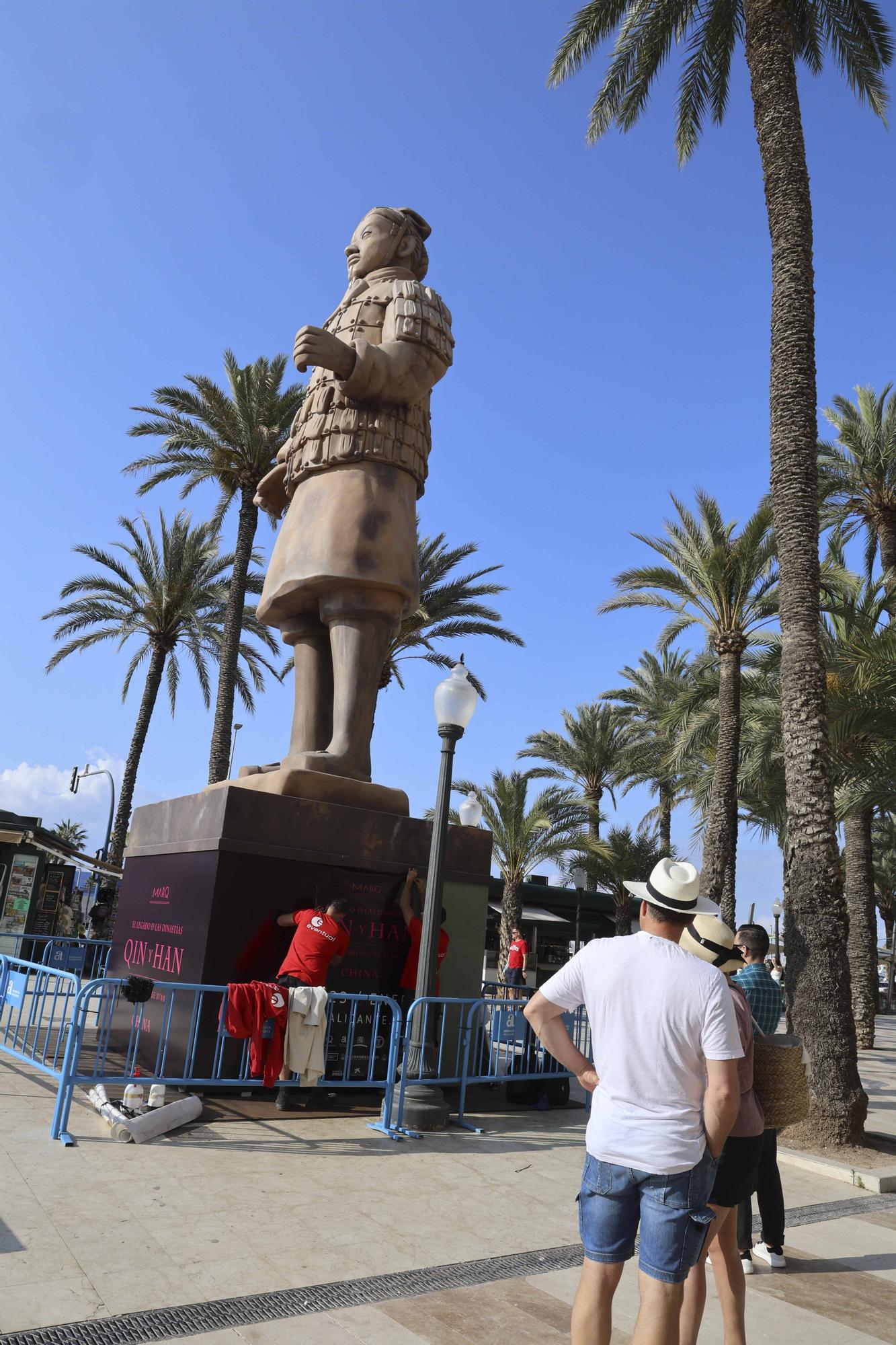 Un guerrero de Xian gigante custodia la Explanada de Alicante