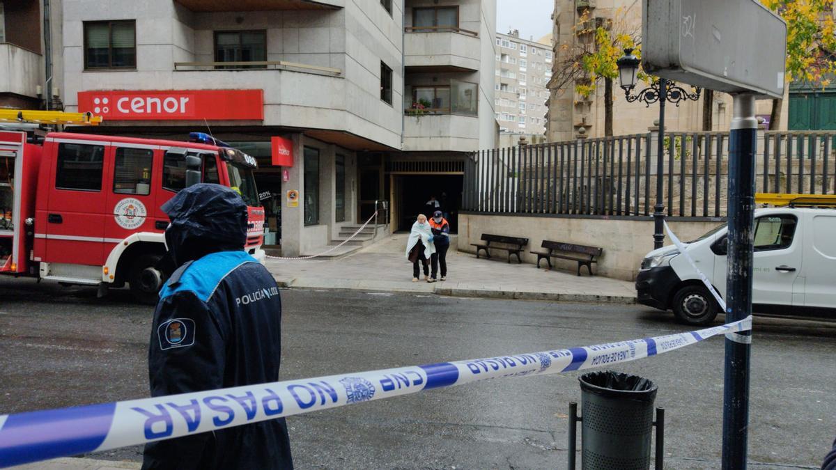 Traslado a la furgoneta de Protección Civil de los vecinos mayores del edificio para evitar el frío.