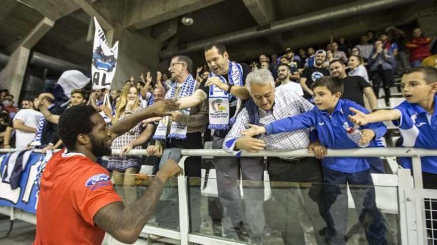 Amadou Sidibe saluda a los aficionados tras eliminar al Navarra.
