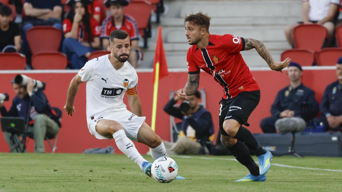 Pablo Maffeo, encarando a Gayà durante el partido ante el Valencia, en Son Moix.