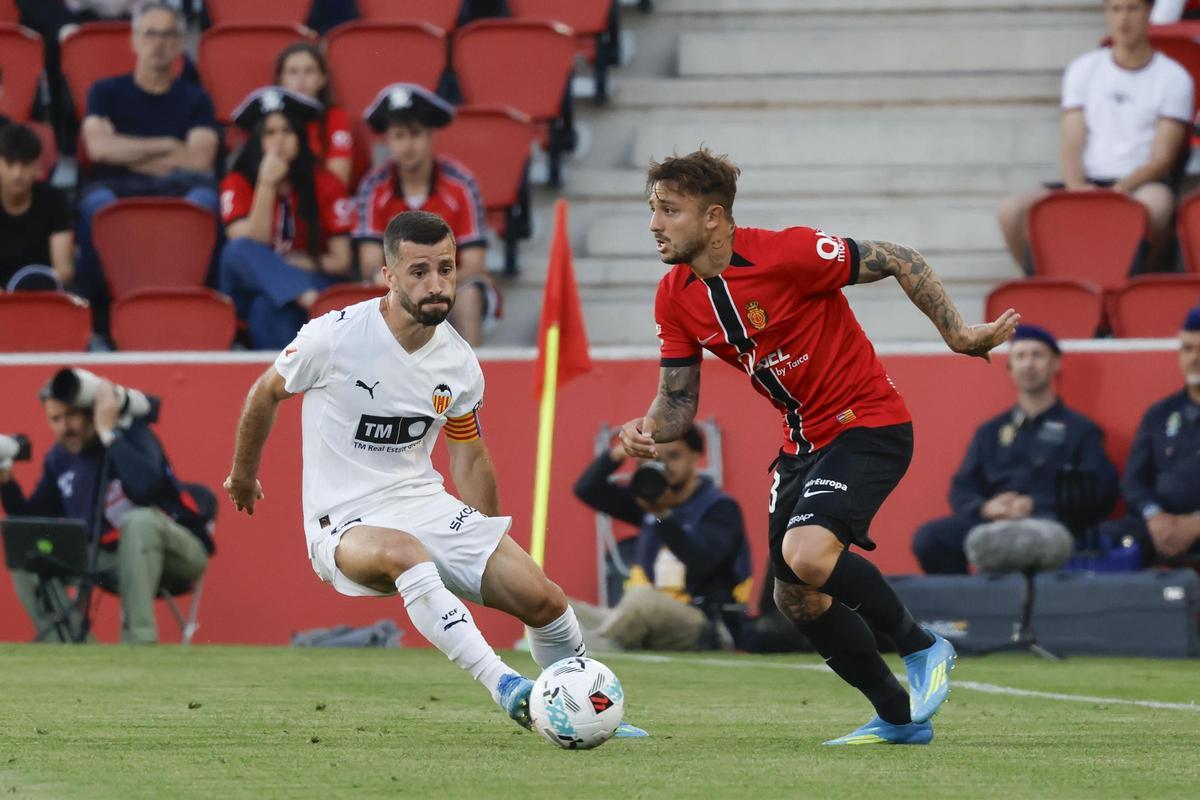 Pablo Maffeo, encarando a Gayà durante el partido ante el Valencia, en Son Moix.