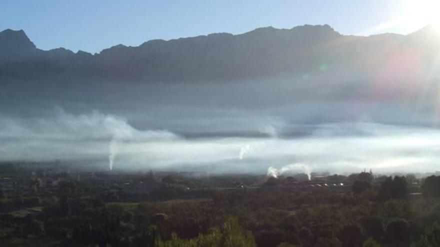 Imagen en la que se observa la nube de humo que cada mañana se genera sobre la población a causa de las quemas.
