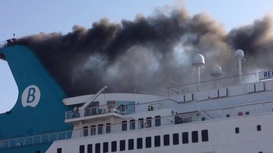 Tres intoxicados en el incendio de un ferri en el puerto de València