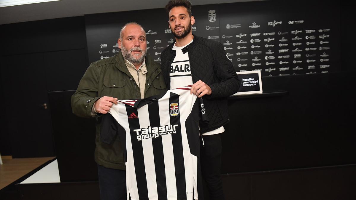 Iván Martos posa junto con Manolo Breis con la camiseta del FC Cartagena