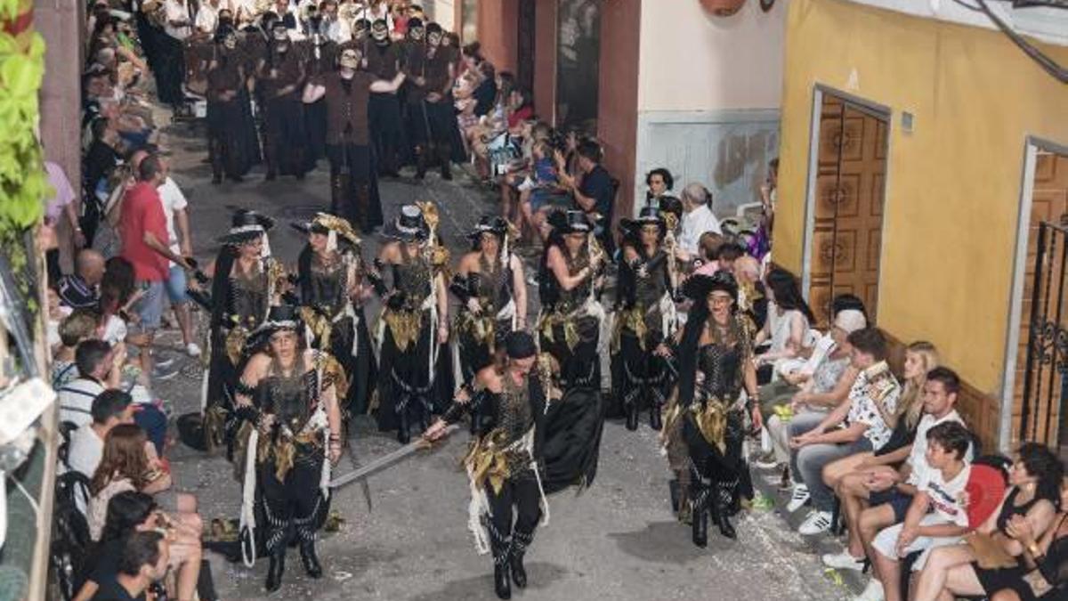 Una comparsa desfilando por las calles de Aielo de Malferit, en una imagen de archivo.