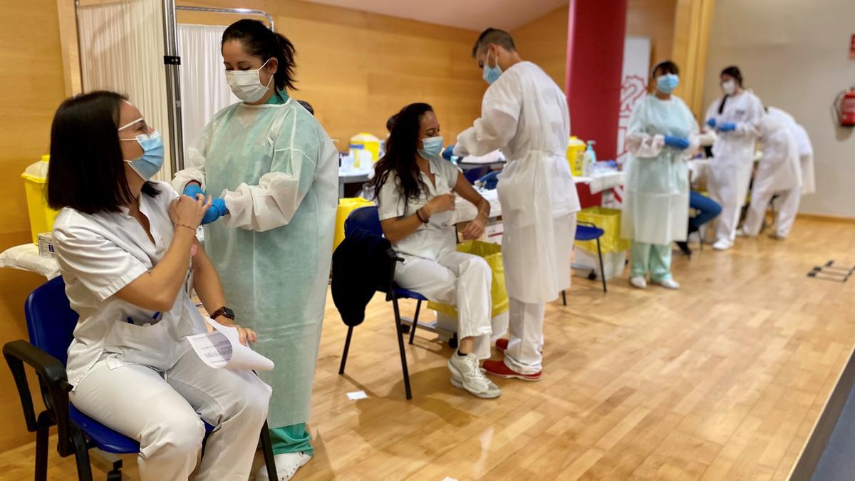 Sanidad comenzó ayer la campaña de dosis de refuerzo del personal sanitario del departamento de Torrevieja