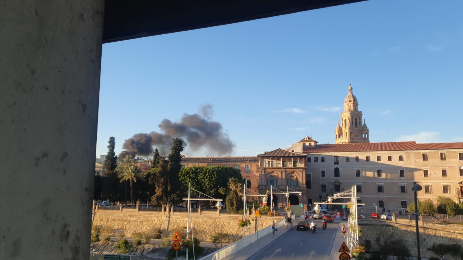 Las imágenes del incendio de un coche en plena Gran Vía de Murcia