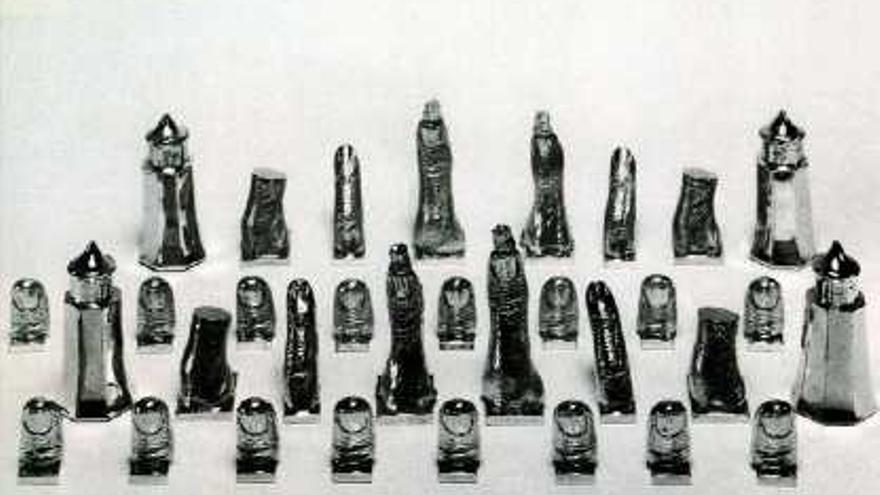 Joc d&#039;escacs present a la mostra, creat per Dalí per a Duchamp, les peces del qual són els dits de Dalí i Gala.
