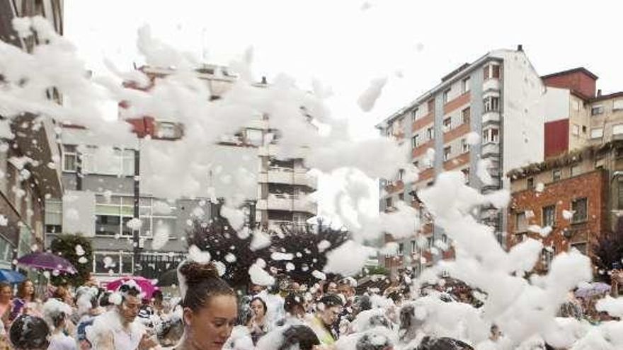 En la imagen superior, una familia en el prau. Sobre estas líneas, un grupo de jóvenes romeros y, en el círculo, una de las charangas participantes.