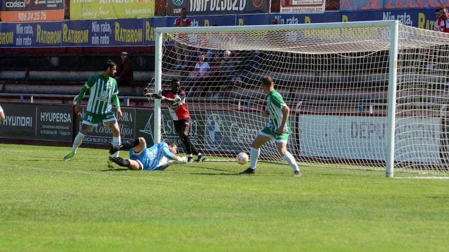 Sylla, Paco y dos defensas del Somozas observan como entra el balón en el tanto de Brais Pedreira que abrió el marcador.